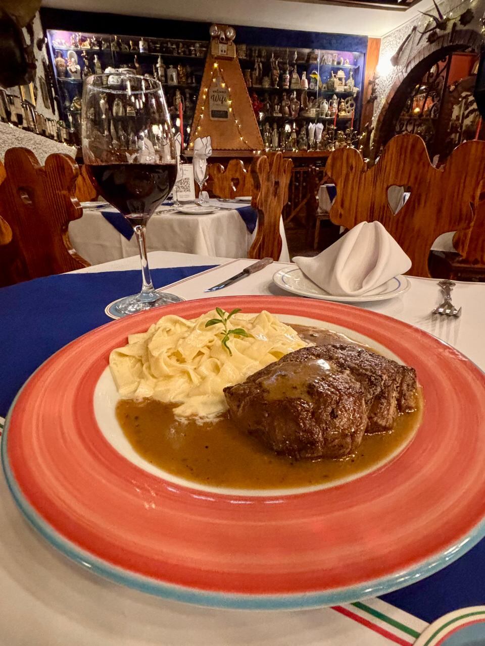 “Pepper steak” es una gran opción si es que deseas un plato de fondo contundente, excelente para ser acompañado con un vino tinto. | Foto: Andrea Polo.