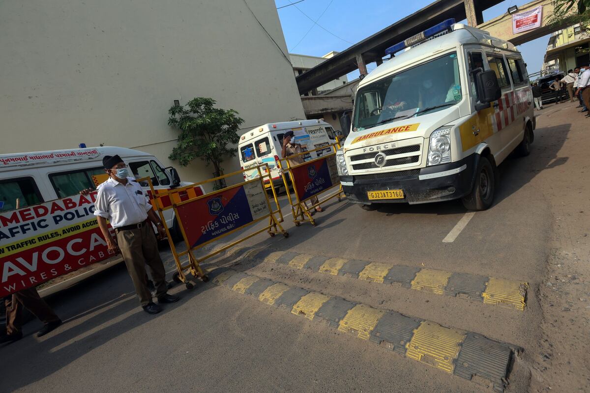 Ambulancias trasladaron los cuerpos de las víctimas del accidente del avión de Air India a cámaras frigoríficas en el Hospital Civil de Ahmedabad (Foto: EFE)